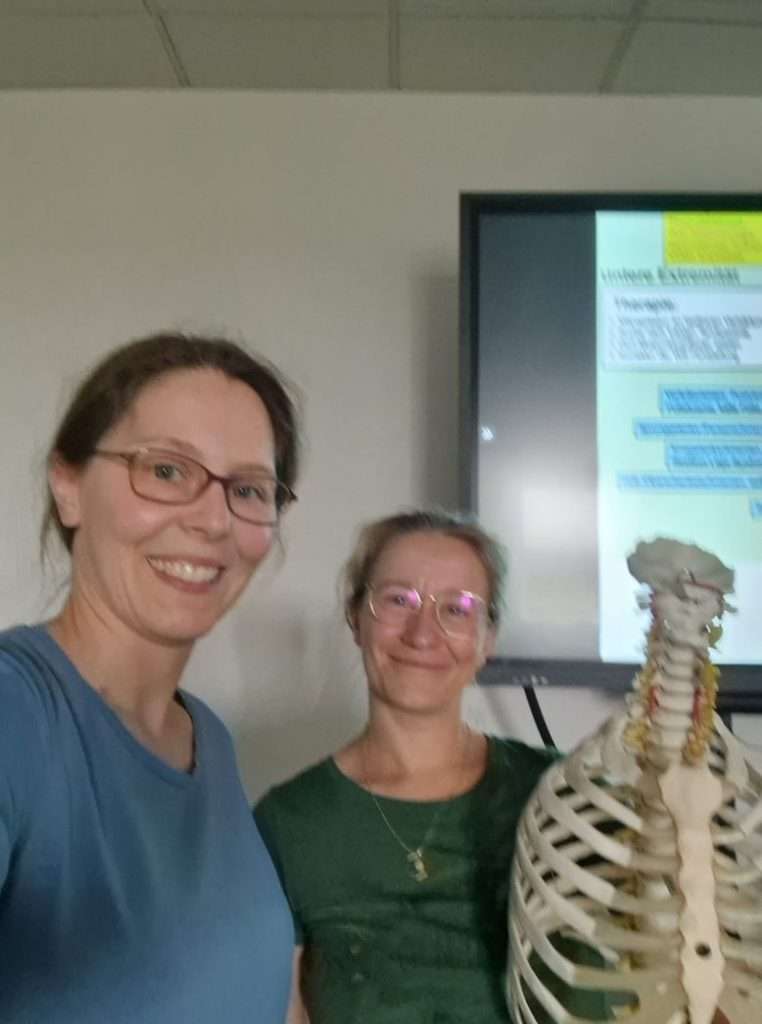 Aktuelles 2 aktuelles Dr. med. Doris Gottfried und Tina Barth bei der Anwendung der Lergan Sympathikus-Therapie in der Privatpraxis für ganzheitliche Medizin in Erlangen (Raum Nürnberg/Fürth)