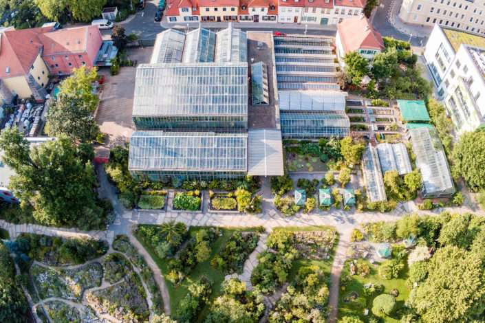 Erlangen 3 Erlangen Bild: Luftaufnahme des Botanischen Gartens in Erlangen mit seinen vielfältigen Pflanzenarten. Dieses Bild steht für natürliche Heilmethoden, Heilpflanzen und die Verbindung von Natur und Gesundheit, wie sie in der ganzheitlichen Medizin der Privatpraxis Dr. med. Doris Gottfried in Erlangen (Raum Nürnberg/Fürth) umgesetzt wird.