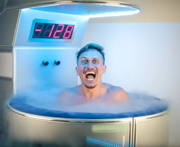 Eisbaden ganzheitliche Medizin in der Privatpraxis Gottfried in Erlangen (Raum Nürnberg/Fürth) – Person in Kryo-Kältekammer bei –128 Grad Celsius
