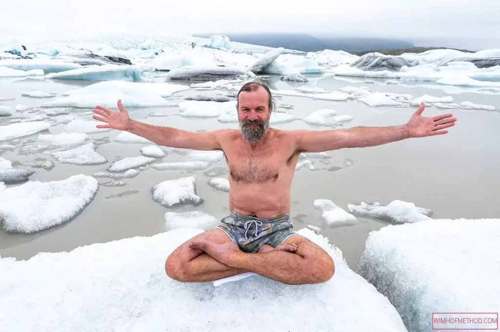Eisbaden ganzheitliche Medizin in der Privatpraxis Gottfried in Erlangen (Raum Nürnberg/Fürth) – Wim Hof auf einer Eisscholle in der Antarktis als Symbol für Kälteanwendungen