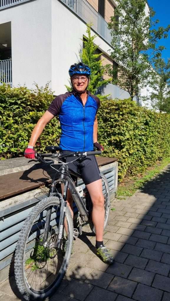 Uli Gottfried Kopfgelenksinstabilität ganzheitliche Medizin in Erlangen (Raum Nürnberg/Fürth) – Rückkehr zur Aktivität nach langer Krankheitsphase, dargestellt auf dem Mountainbike