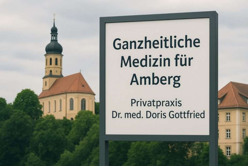 Ganzheitliche Medizin Amberg Sulzbach: Foto der Bergkirche Maria Hilf in Amberg mit modernem Praxisschild im Vordergrund: „Ganzheitliche Medizin für Amberg – Privatpraxis Dr. med. Doris Gottfried".