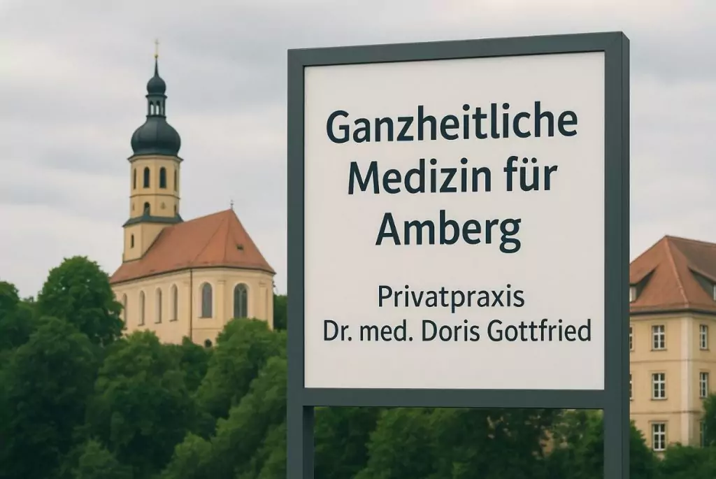 Ganzheitliche Medizin Amberg Sulzbach: Foto der Bergkirche Maria Hilf in Amberg mit modernem Praxisschild im Vordergrund: „Ganzheitliche Medizin für Amberg – Privatpraxis Dr. med. Doris Gottfried".