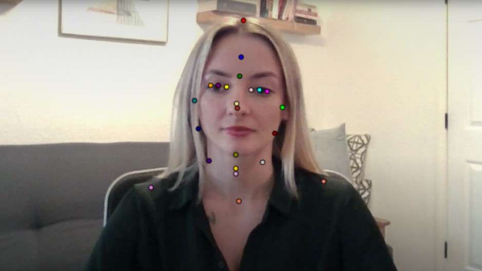 Person sitzt vor dem Computer für eine digitale Haltungsanalyse mit PostureVision®, KI-gestützte Haltungskorrektur für mehr Gesundheit und Prävention – Privatpraxis Gottfried.