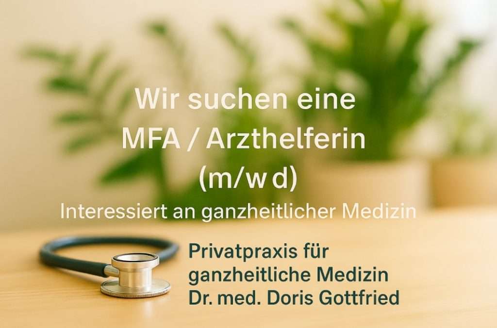Stellenangebot MFA Arzthelferin in der Privatpraxis für ganzheitliche Medizin Dr. med. Doris Gottfried in Erlangen – ruhige Praxisatmosphäre mit Stethoskop und Naturhintergrund.