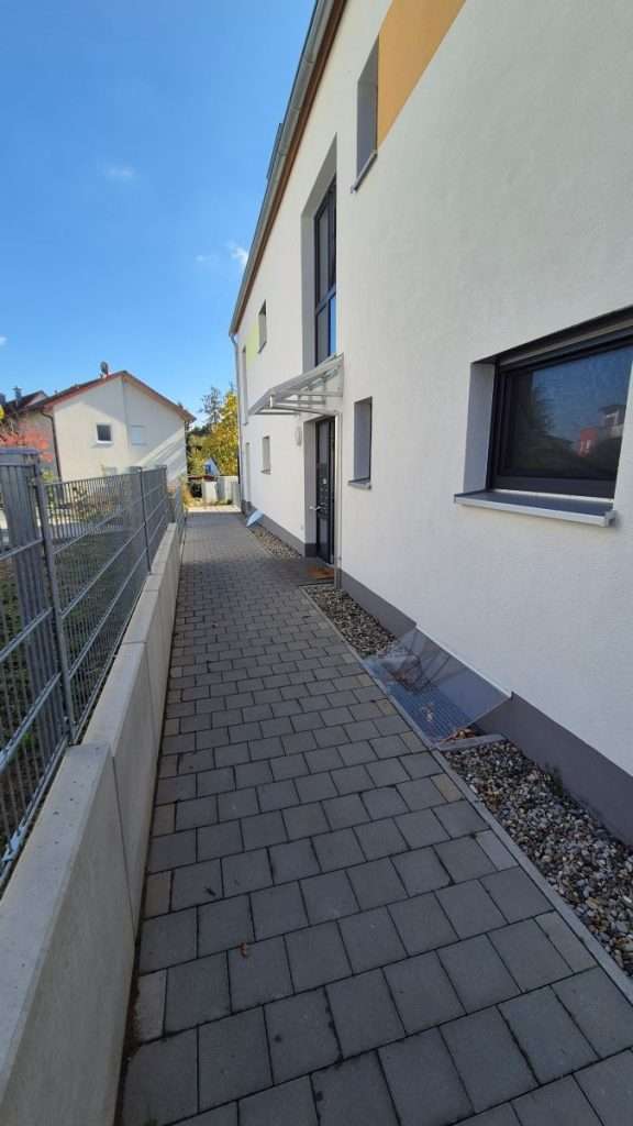 Ebenerdiger und barrierearmer Zugang zur Privatpraxis Dr. med. Doris Gottfried für ganzheitliche Medizin in Uttenreuth bei Erlangen