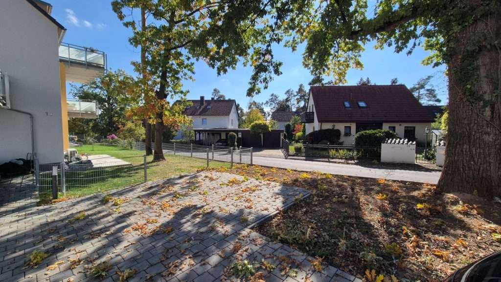 Patientenparkplätze der Privatpraxis Dr. med. Doris Gottfried in Uttenreuth bei Erlangen mit barrierearmem Zugang zum Praxisgebäude