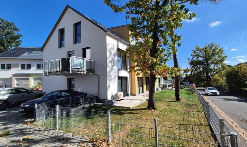 Außenansicht der Privatpraxis für ganzheitliche Medizin von Dr. med. Doris Gottfried in Uttenreuth bei Erlangen mit Gartenanlage und Patientenparkplätzen